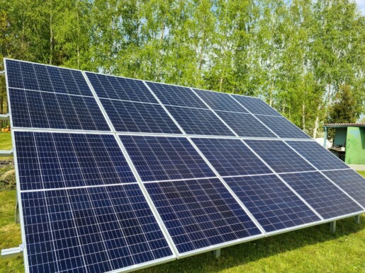 Instalacja fotowoltaiczna w Bogatyni: wykorzystanie energii słonecznej do zasilania domów i firm, zwiększając niezależność energetyczną.